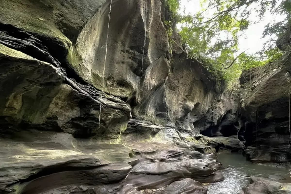 Narrow rock walls and a shallow stream inside Beji Guwang, showing the terrain trekkers should expect.