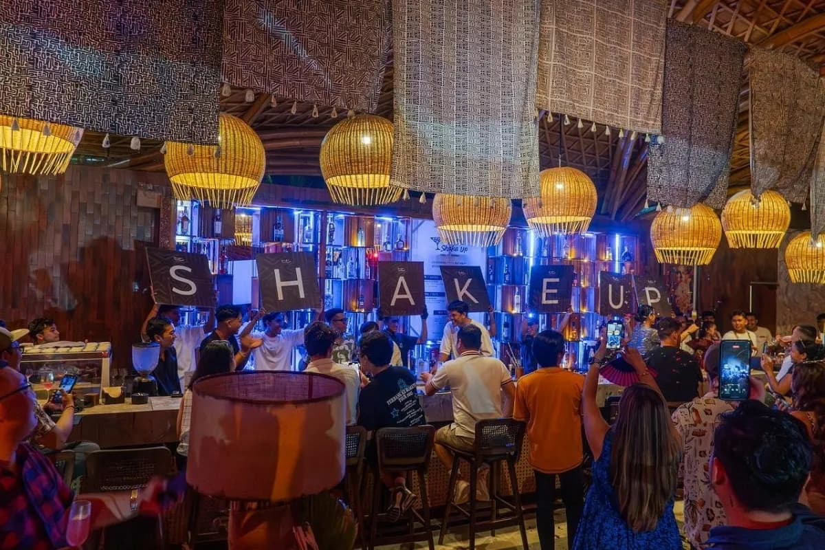 Suasana tempat nongkrong malam di Bali dengan hiburan dan pengunjung.