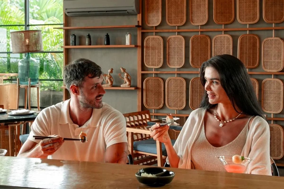 Pengunjung menikmati makanan Jepang di restoran Bali dengan suasana santai.